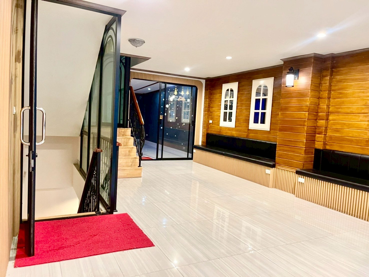 ขายอาคารพาณิชย์นครปฐม : ขายอาคารพาณิชย์ 3 ชั้นครึ่ง อยู่หลังเซ็นทรัล นครปฐม  เนื้อที่ 35.6 ตารางวา 4 ห้องนอน ต.ห้วยจรเข้ อ.เมืองนครปฐม จ.นครปฐม