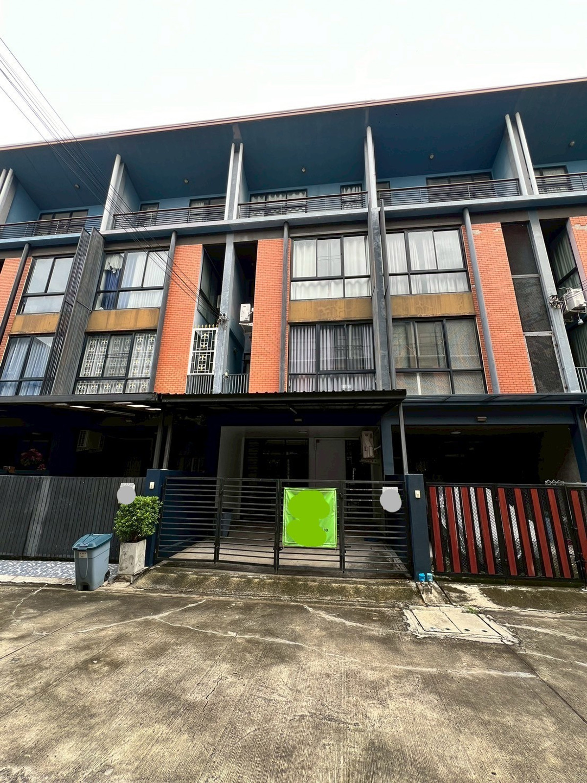 For RentTownhomeChaengwatana, Muangthong : Townhome near expressway, suitable for office use, 5-minute walk to BTS, 3 bedrooms, 4 floors.