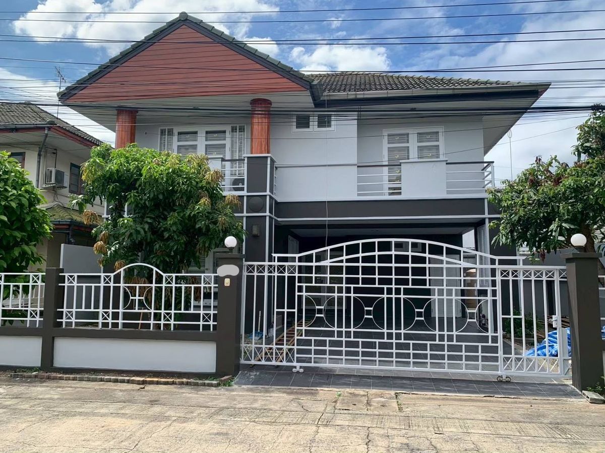 For RentHouseNonthaburi, Bang Yai, Bangbuathong : home close to the Bang Bua Thong Land Department. Newly renovated. Includes bed and bedding, washing machine, and refrigerator.