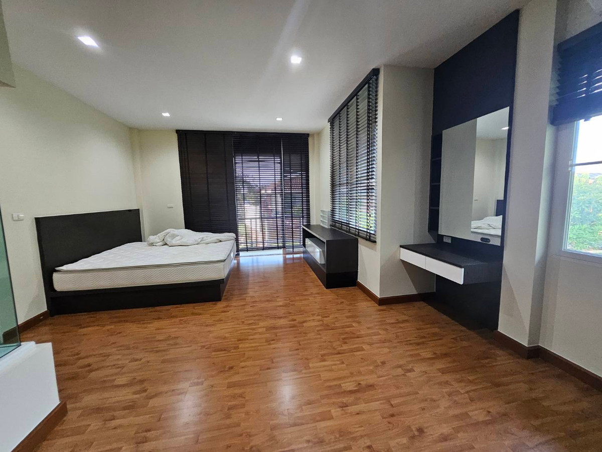 For RentHouseNonthaburi, Bang Yai, Bangbuathong : house with garden, 4 bedrooms, all with en-suite bathrooms, separate maid's room on the first floor, spacious bedrooms.