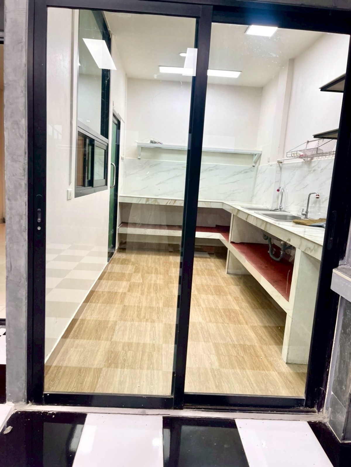 ขายอาคารพาณิชย์นครปฐม : ขายอาคารพาณิชย์ 3 ชั้นครึ่ง อยู่หลังเซ็นทรัล นครปฐม  เนื้อที่ 35.6 ตารางวา 4 ห้องนอน ต.ห้วยจรเข้ อ.เมืองนครปฐม จ.นครปฐม