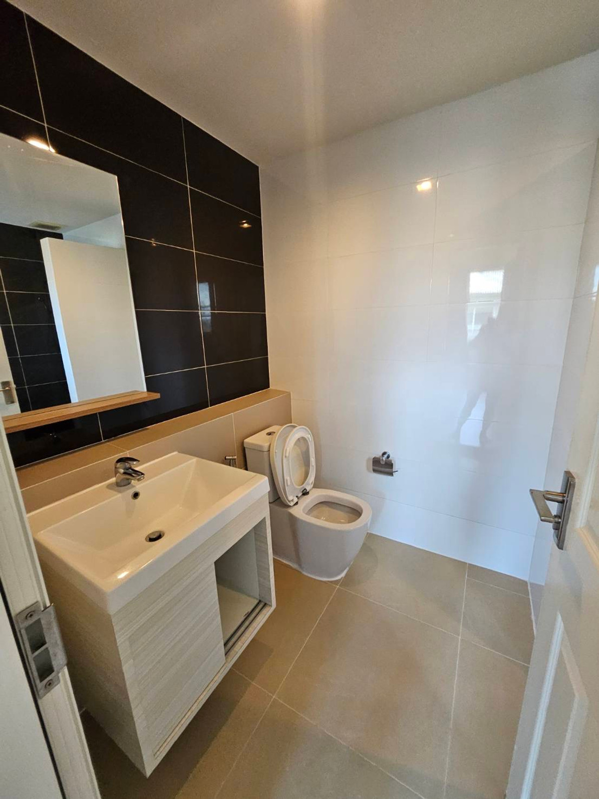 For RentHouseNonthaburi, Bang Yai, Bangbuathong : house with garden, 4 bedrooms, all with en-suite bathrooms, separate maid's room on the first floor, spacious bedrooms.