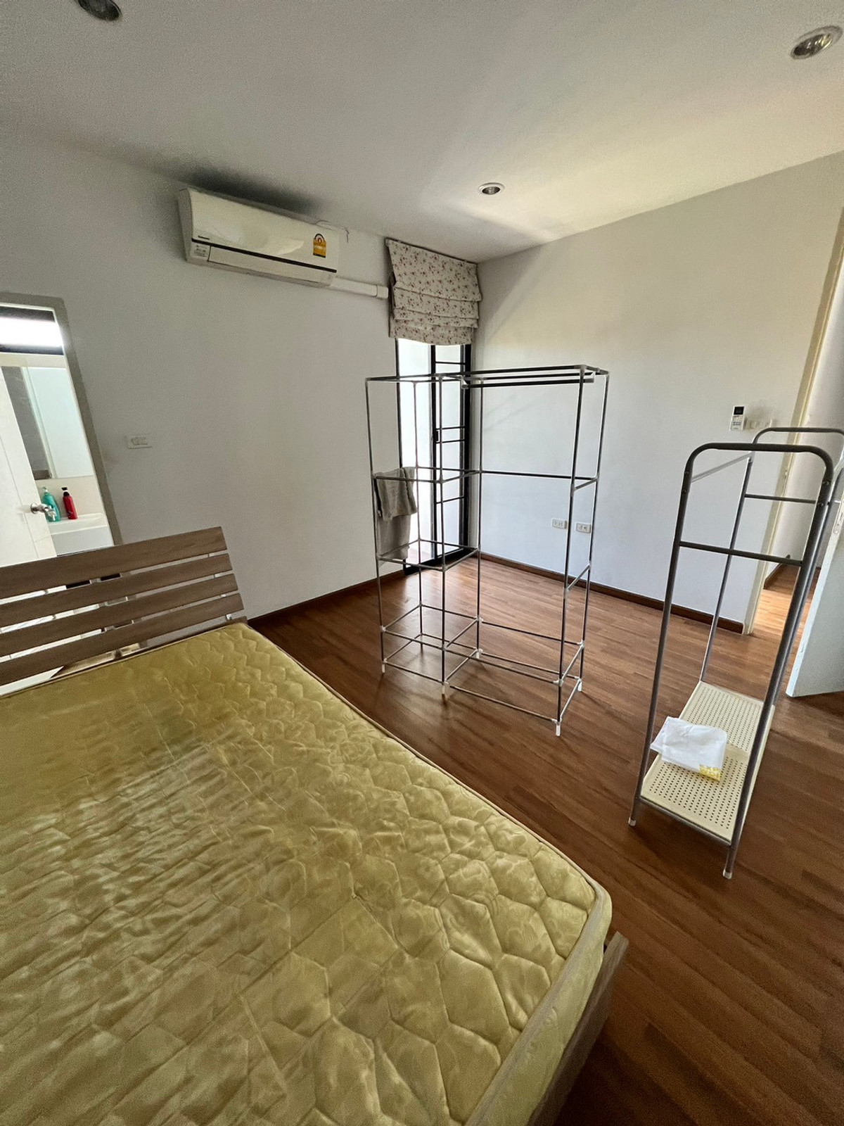 For RentTownhomeChaengwatana, Muangthong : townhome office, 1 minute drive to the expressway, over 5 minutes to the BTS Skytrain, 10 minutes to the Government Complex.