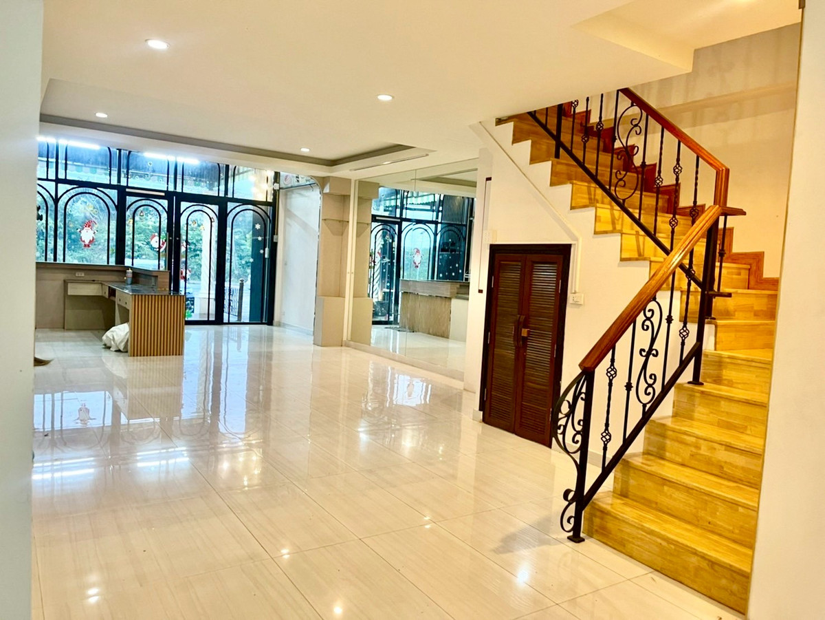 ขายอาคารพาณิชย์นครปฐม : ขายอาคารพาณิชย์ 3 ชั้นครึ่ง อยู่หลังเซ็นทรัล นครปฐม  เนื้อที่ 35.6 ตารางวา 4 ห้องนอน ต.ห้วยจรเข้ อ.เมืองนครปฐม จ.นครปฐม