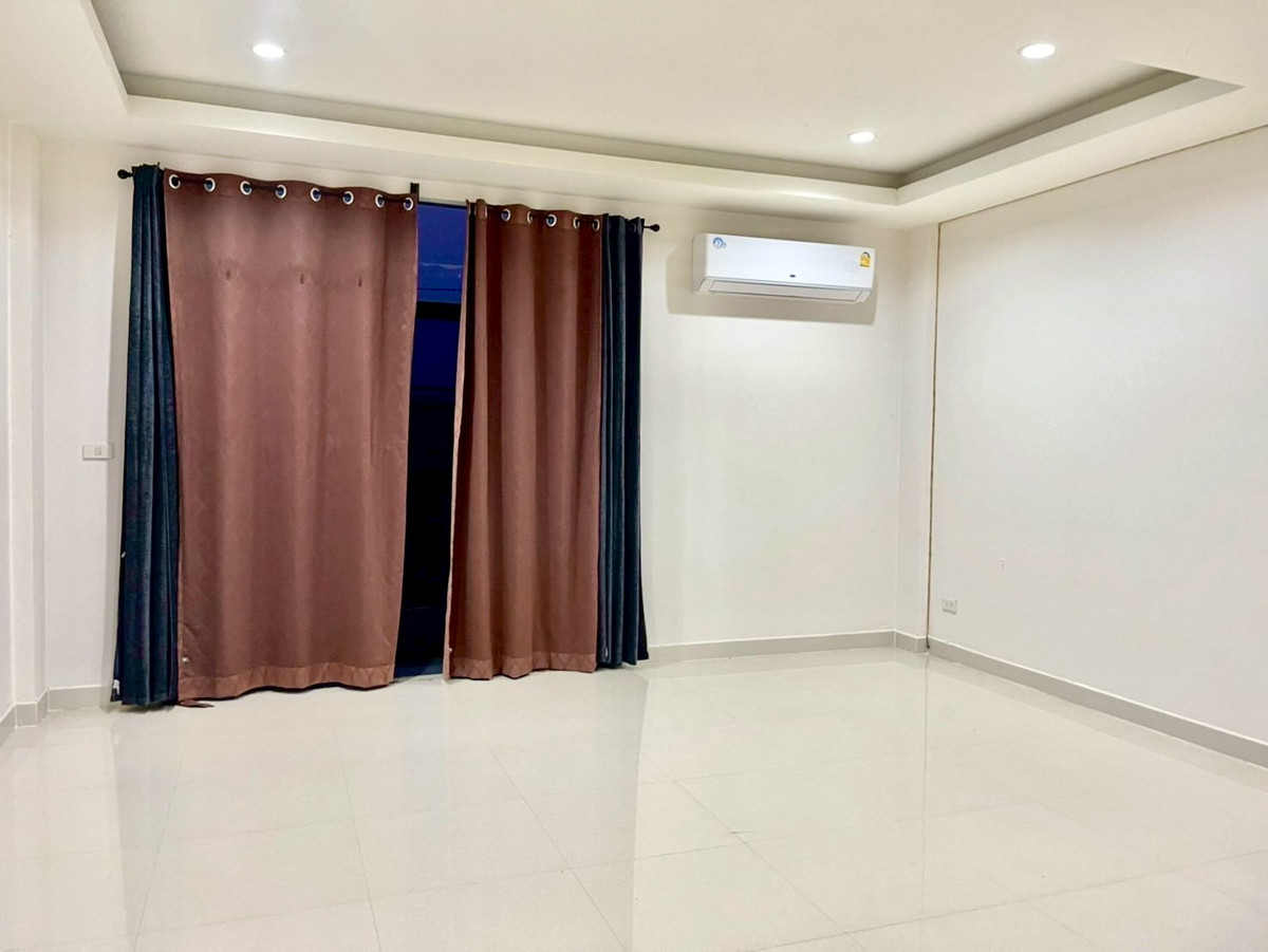 ขายอาคารพาณิชย์นครปฐม : ขายอาคารพาณิชย์ 3 ชั้นครึ่ง อยู่หลังเซ็นทรัล นครปฐม  เนื้อที่ 35.6 ตารางวา 4 ห้องนอน ต.ห้วยจรเข้ อ.เมืองนครปฐม จ.นครปฐม