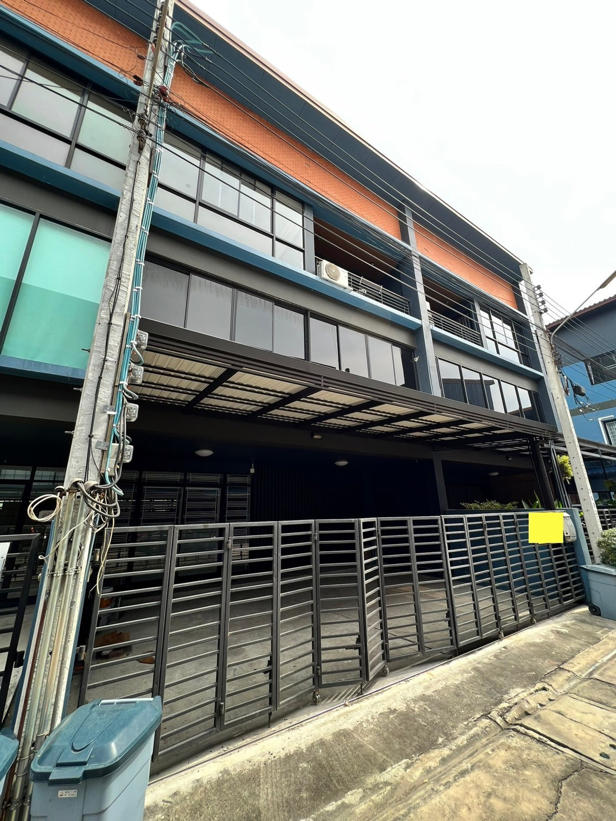 For RentTownhomeChaengwatana, Muangthong : townhome office, 1 minute drive to the expressway, over 5 minutes to the BTS Skytrain, 10 minutes to the Government Complex.