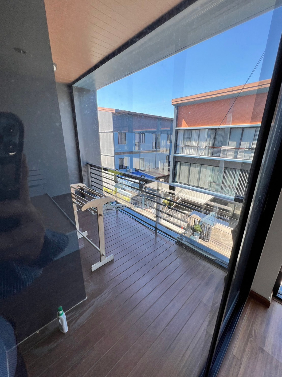 For RentTownhomeChaengwatana, Muangthong : townhome office, 1 minute drive to the expressway, over 5 minutes to the BTS Skytrain, 10 minutes to the Government Complex.