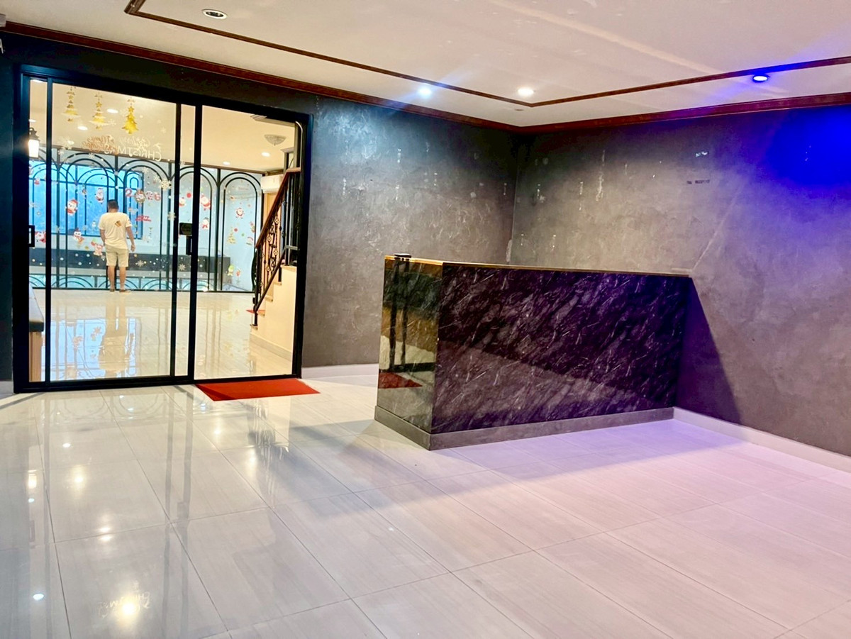 ขายอาคารพาณิชย์นครปฐม : ขายอาคารพาณิชย์ 3 ชั้นครึ่ง อยู่หลังเซ็นทรัล นครปฐม  เนื้อที่ 35.6 ตารางวา 4 ห้องนอน ต.ห้วยจรเข้ อ.เมืองนครปฐม จ.นครปฐม