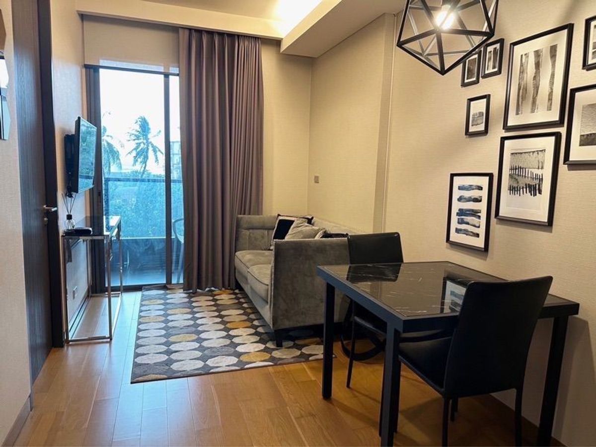 For SaleCondoSukhumvit, Asoke, Thonglor : ✨ Special Opportunity! Fully Furnished Condo with Built-in Kitchen and Wardrobe, Spacious Non-Studio Layout, River View, and Rooftop Pool. Close to Emporium, EmQuartier, and BTS Phrom Phong – Convenient Urban Living