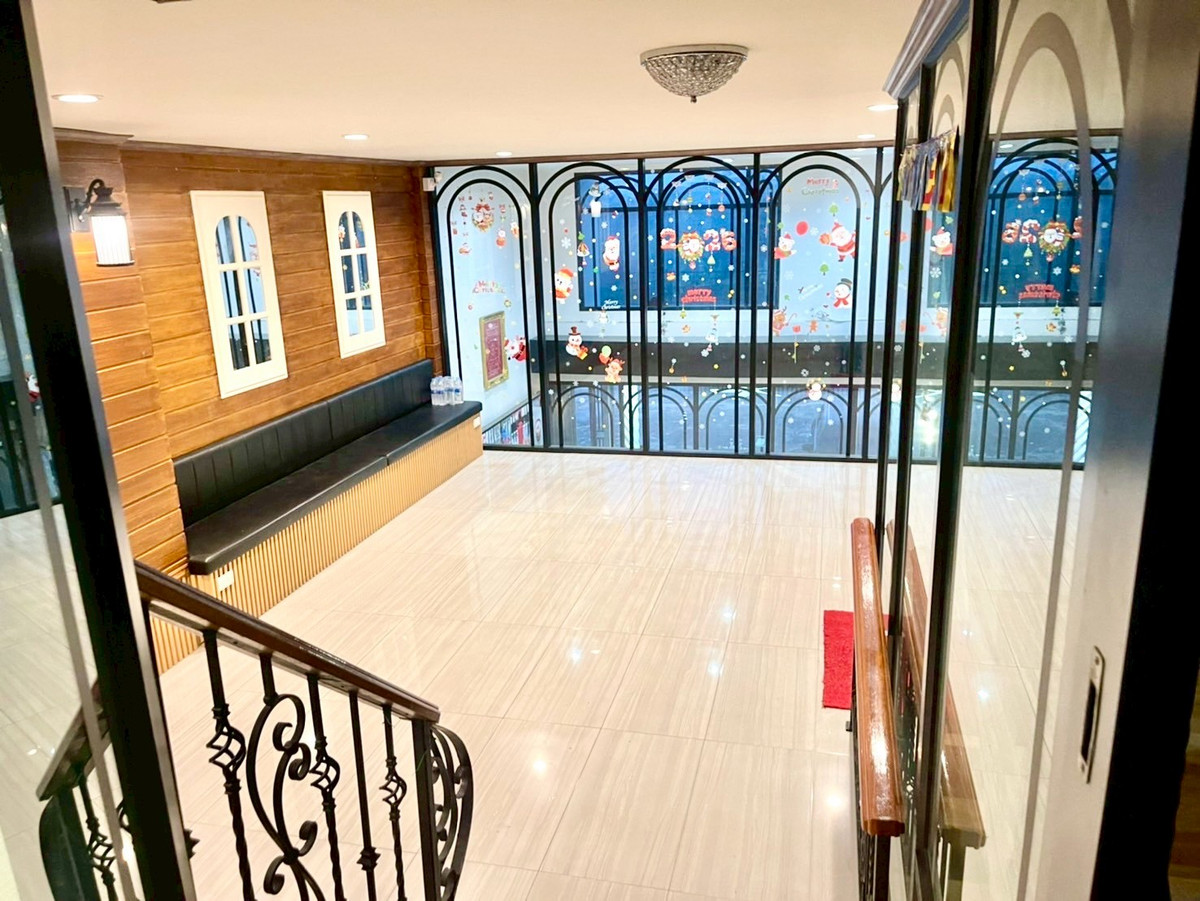 ขายอาคารพาณิชย์นครปฐม : ขายอาคารพาณิชย์ 3 ชั้นครึ่ง อยู่หลังเซ็นทรัล นครปฐม  เนื้อที่ 35.6 ตารางวา 4 ห้องนอน ต.ห้วยจรเข้ อ.เมืองนครปฐม จ.นครปฐม