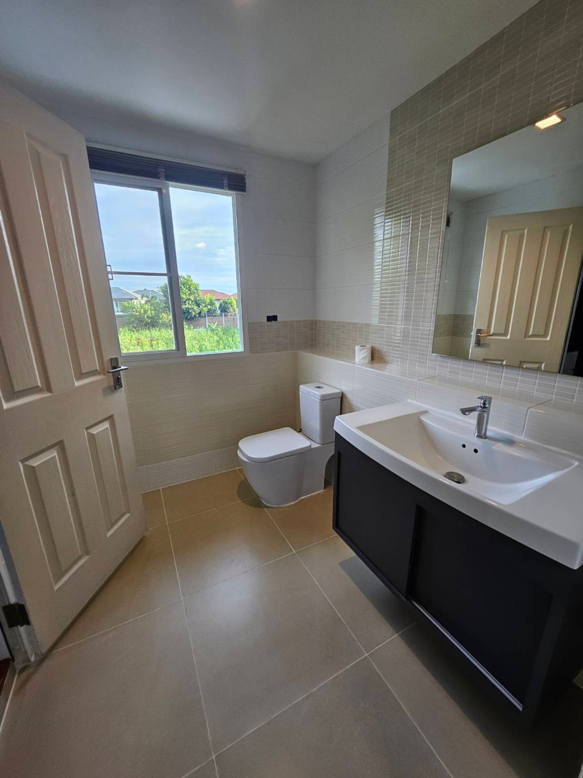 For RentHouseNonthaburi, Bang Yai, Bangbuathong : house with garden, 4 bedrooms, all with en-suite bathrooms, separate maid's room on the first floor, spacious bedrooms.