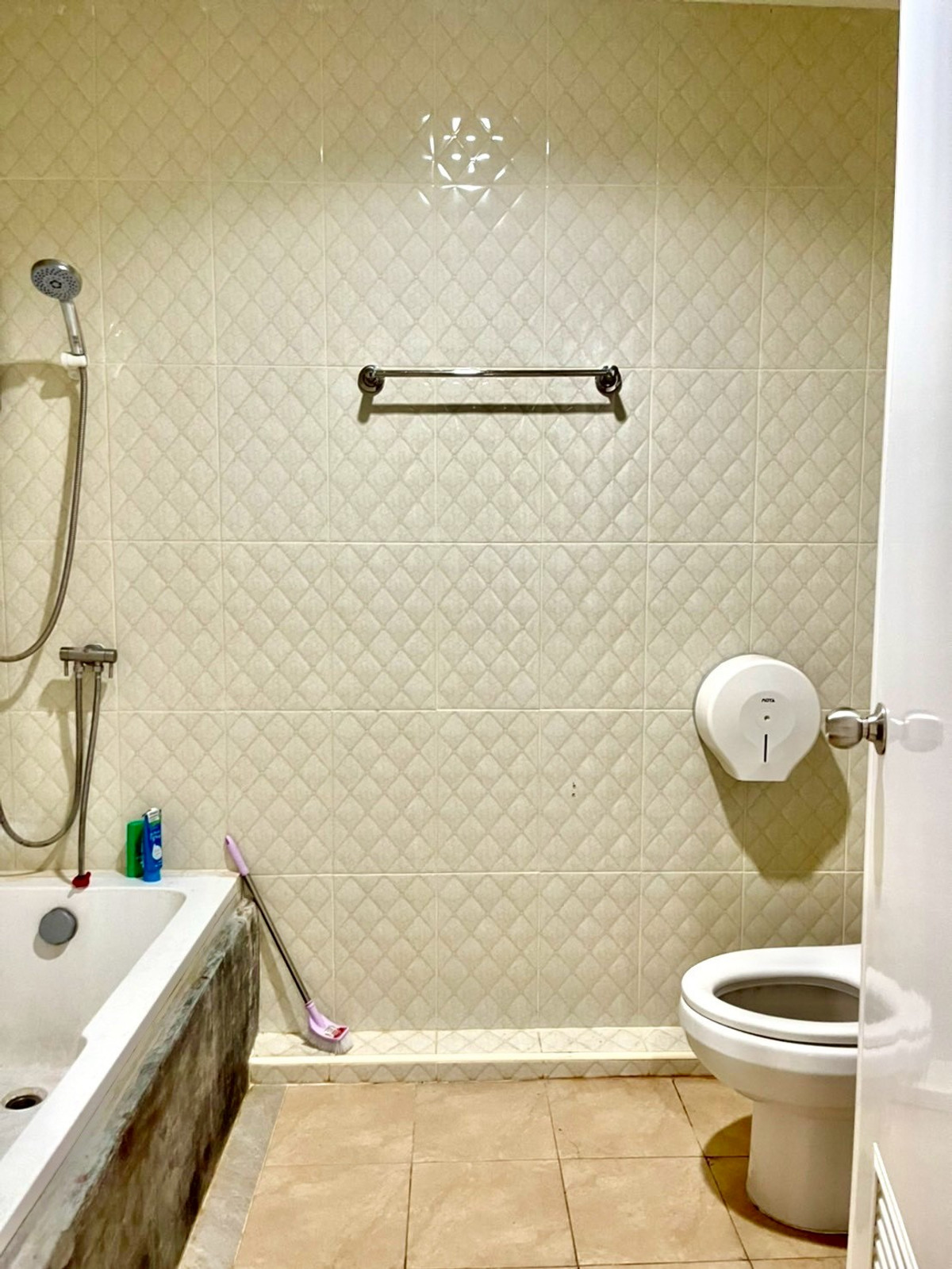 ขายอาคารพาณิชย์นครปฐม : ขายอาคารพาณิชย์ 3 ชั้นครึ่ง อยู่หลังเซ็นทรัล นครปฐม  เนื้อที่ 35.6 ตารางวา 4 ห้องนอน ต.ห้วยจรเข้ อ.เมืองนครปฐม จ.นครปฐม