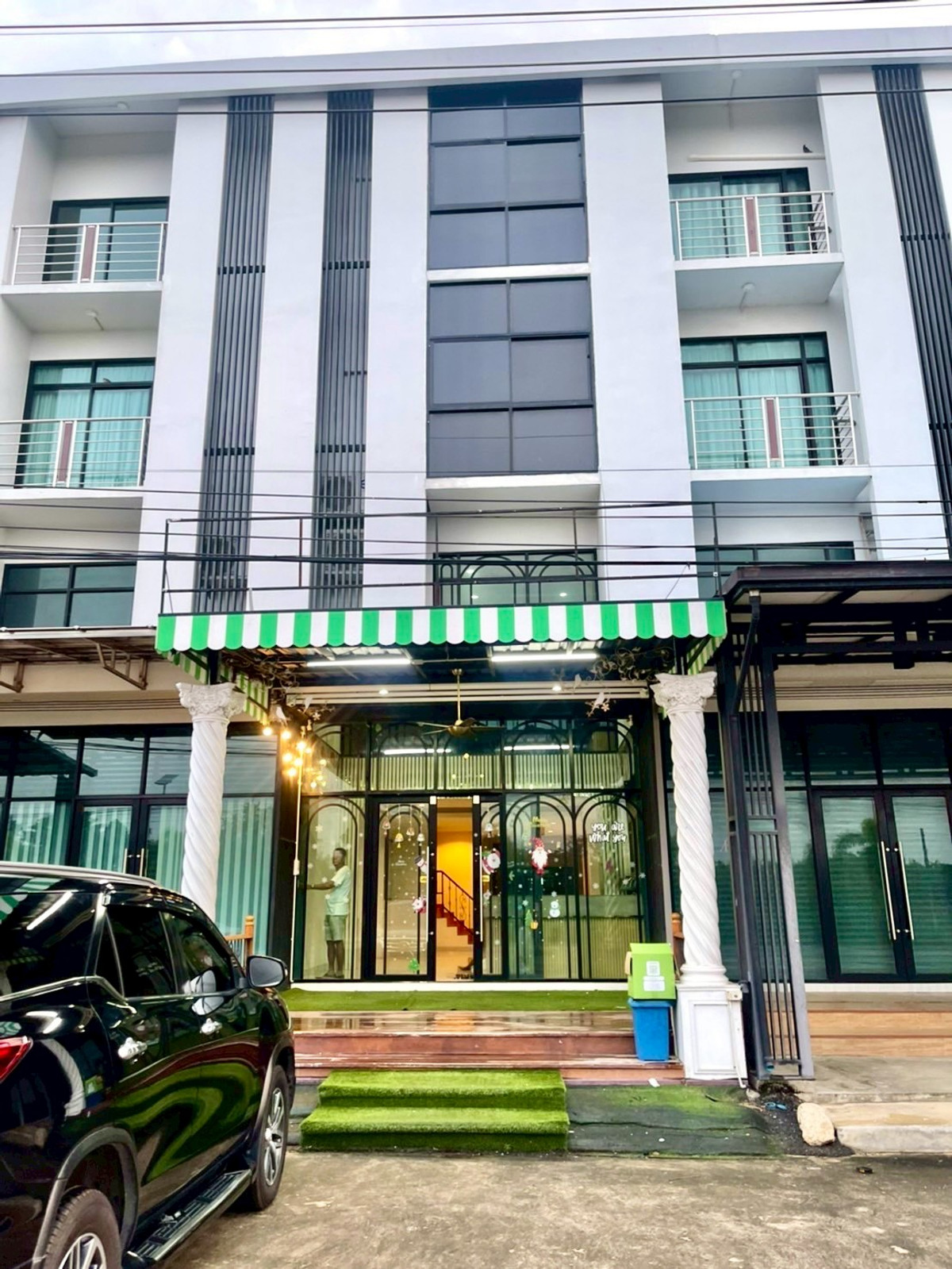 For SaleShop HouseNakhon Pathom : 3 -storey commercial building is a cafe and restaurant area 27.3 square wah, Huai Chorakhe Subdistrict Mueang Nakhon Pathom District Nakhon Pathom Province