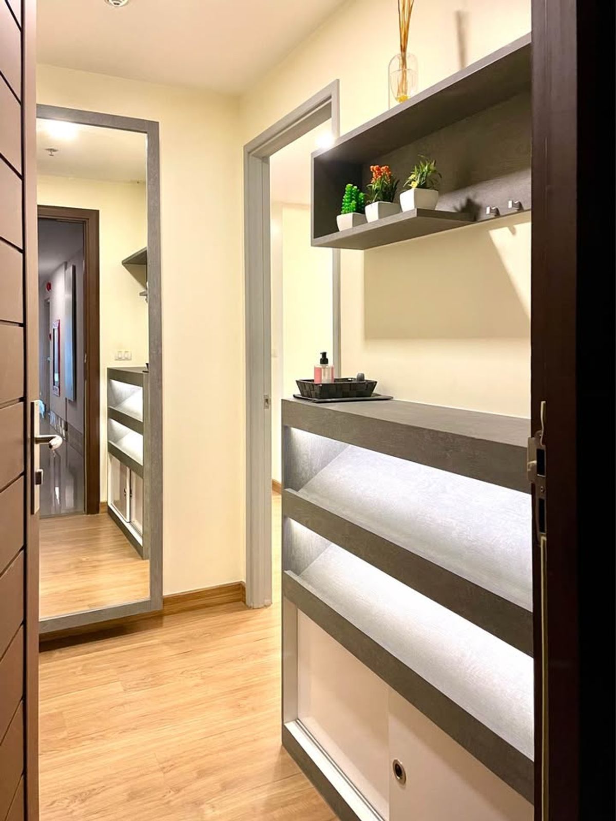 ให้เช่าคอนโดพระราม 9 เพชรบุรีตัดใหม่ RCA : คอนโด Thru Thonglor เดินทางสะดวก ใกล้รถไฟฟ้าบีทีเอส มีรถรับส่ง เฟอร์นิเจอร์ครบ พร้อมอยู่ทันที