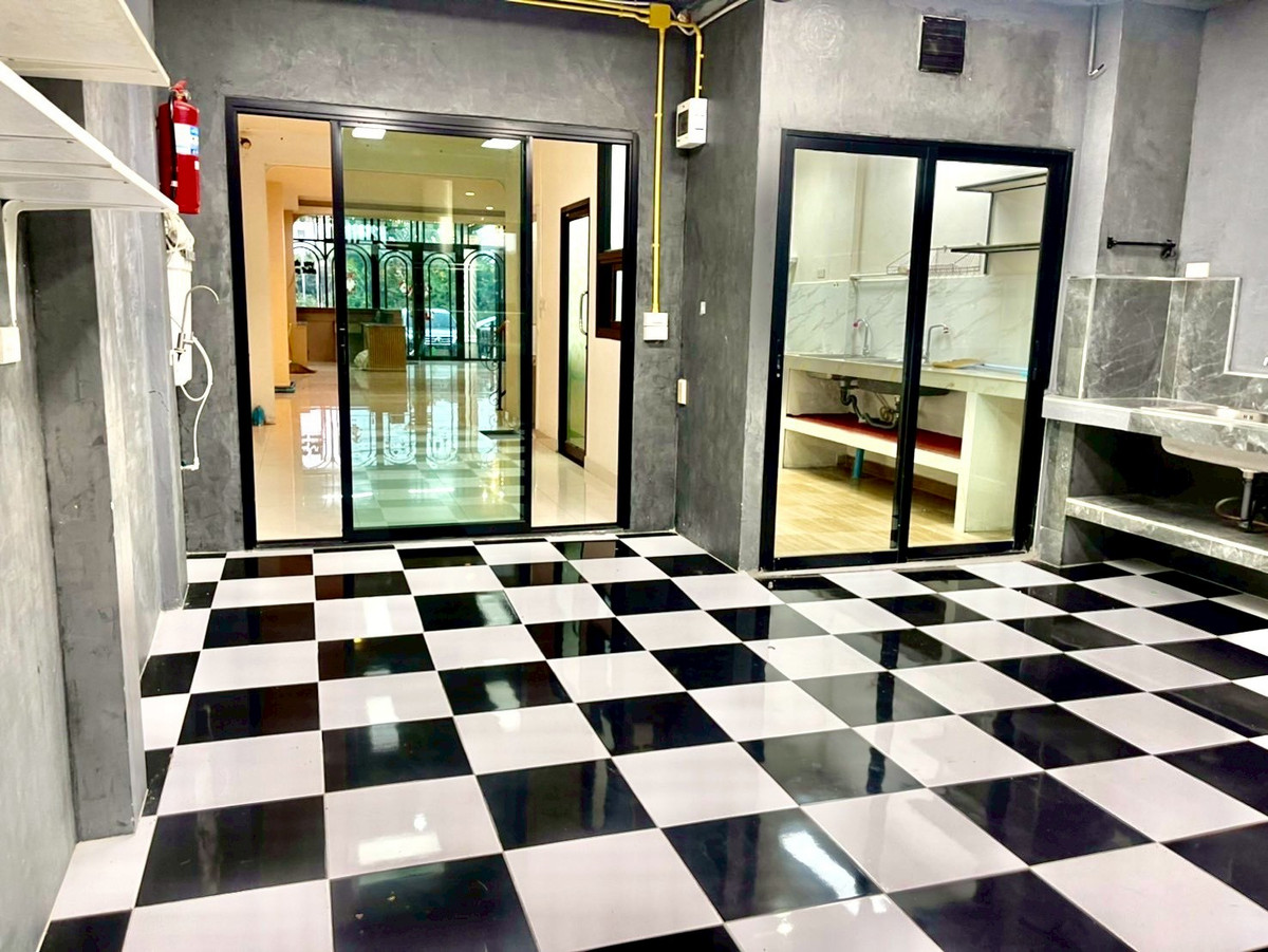 ขายอาคารพาณิชย์นครปฐม : ขายอาคารพาณิชย์ 3 ชั้นครึ่ง อยู่หลังเซ็นทรัล นครปฐม  เนื้อที่ 35.6 ตารางวา 4 ห้องนอน ต.ห้วยจรเข้ อ.เมืองนครปฐม จ.นครปฐม