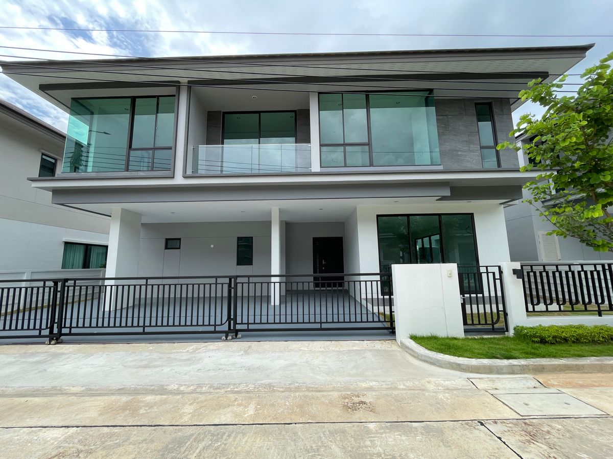 ขายบ้านพัฒนาการ ศรีนครินทร์ : ขายบ้านเดี่ยวหรูสไตล์ Modern Tropical ติดถนนใหญ่ ใกล้ ร.ร. นานาชาติ ฟังก์ชั่น 4 ห้องนอน 5 ห้องน้ำ 4 ที่จอดรถ 1 ห้องแม่บ้าน บ้านกว้างพื้นที่ใช้สอยเยอะ เดินทางสะดวกสบาย โดดเด่นในทำเลกรุงเทพกรีฑา ทำเลแหล่งรวมบ้านระดับลักชัวรี่ และพรีเมี่ยมแห่งใหม่