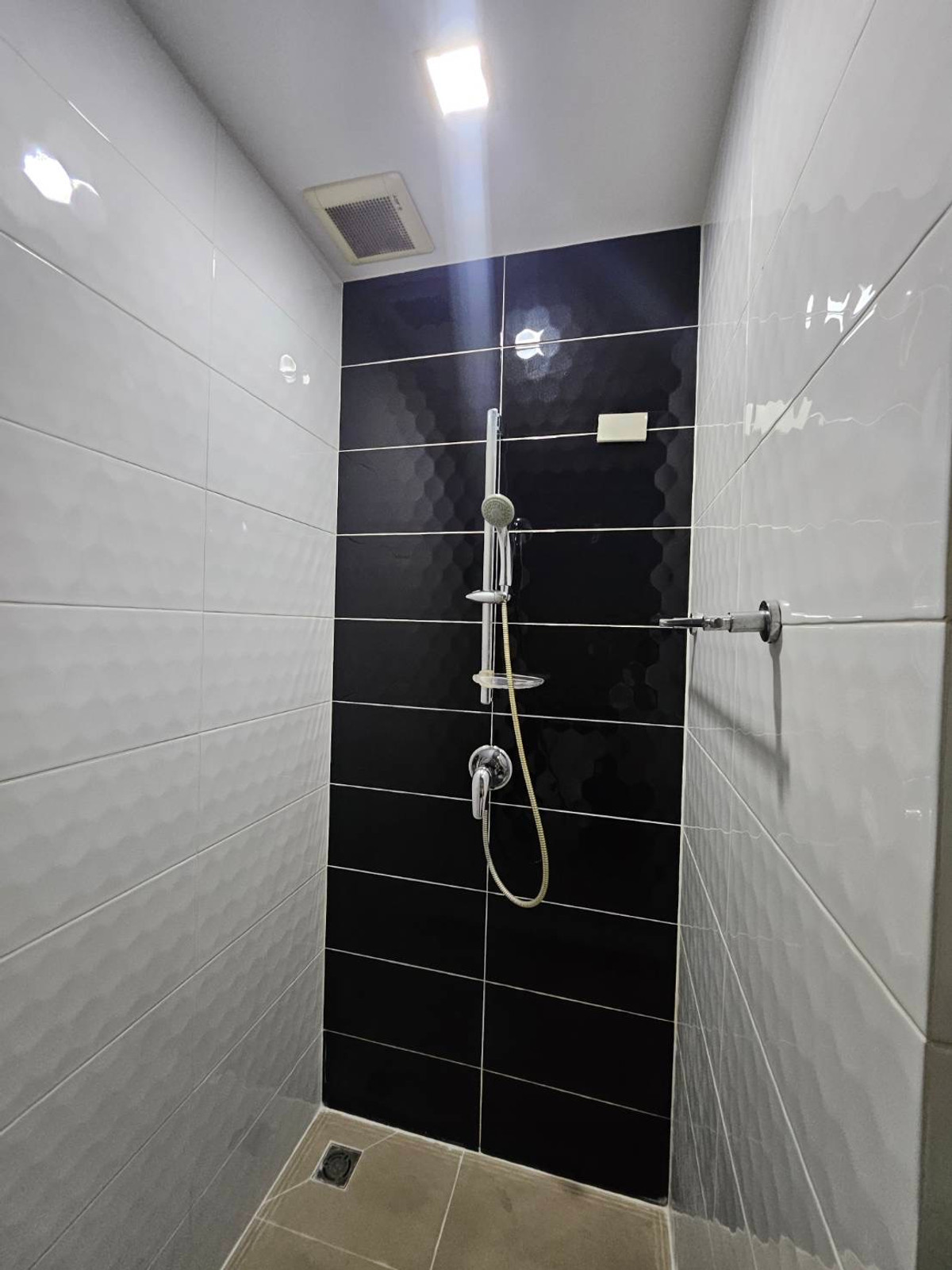 For RentHouseNonthaburi, Bang Yai, Bangbuathong : house with garden, 4 bedrooms, all with en-suite bathrooms, separate maid's room on the first floor, spacious bedrooms.