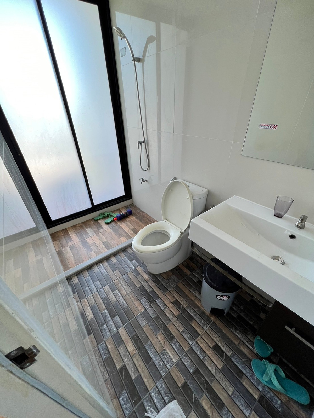 For RentTownhomeChaengwatana, Muangthong : townhome office, 1 minute drive to the expressway, over 5 minutes to the BTS Skytrain, 10 minutes to the Government Complex.