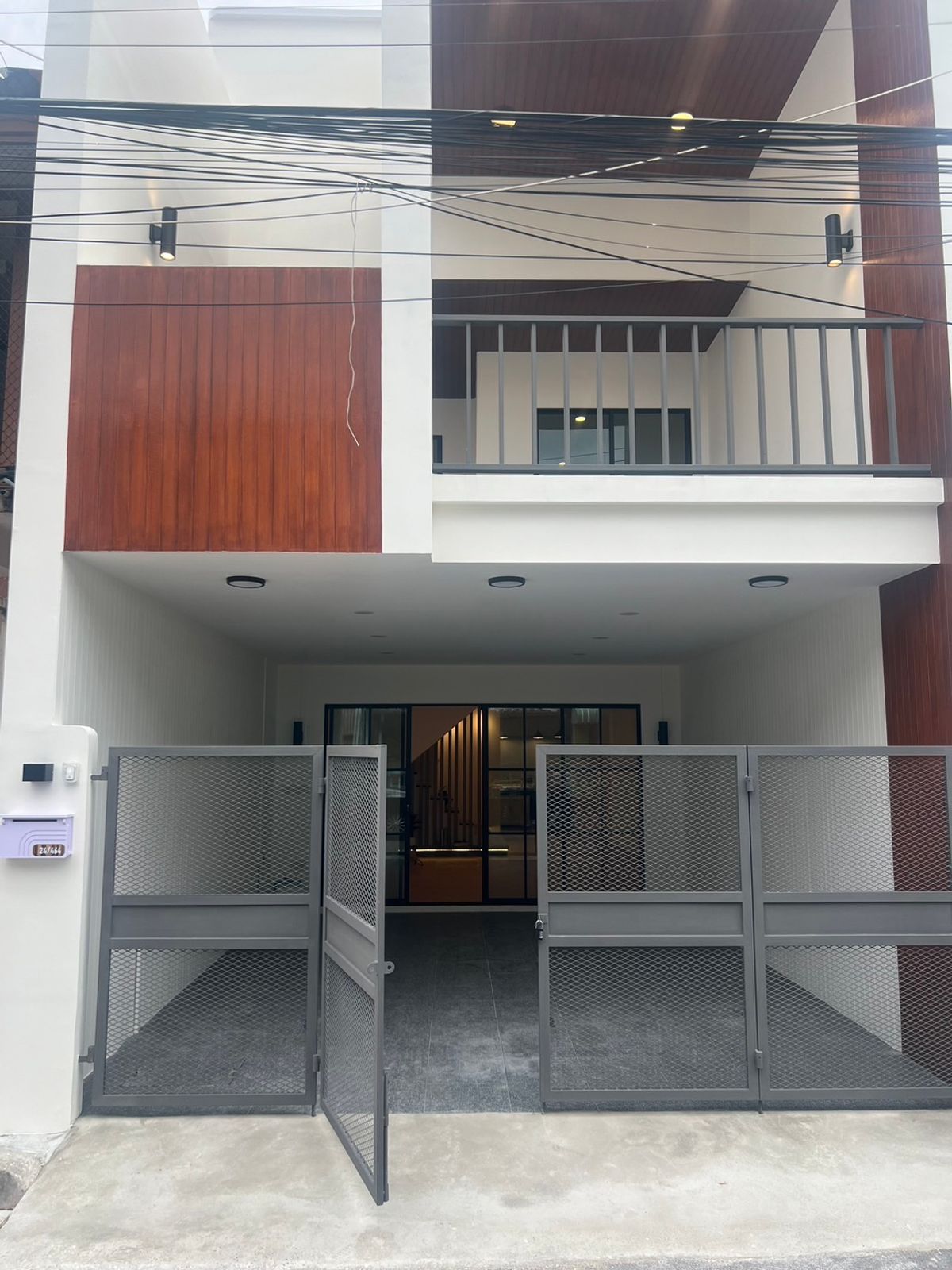 ขายทาวน์โฮมวิภาวดี ดอนเมือง หลักสี่ :  📣 ขายด่วนบ้าน 𝐑𝐞𝐧𝐨𝐯𝐚𝐭𝐞 ใหม่ ติดถนนวิภาวดีรังสิต 37 ดอนเมือง ขายต่ำกว่าราคาประเมิน ‼️  เพียง 2.65 ลบ  นัดชมบ้านจริงได้ทุกวัน บ้านเลขที่มงคลอยู่แล้วรวยยย💰 ห่างจากสนามบินดอนเมือง 5นาทีเท่านั้น‼️