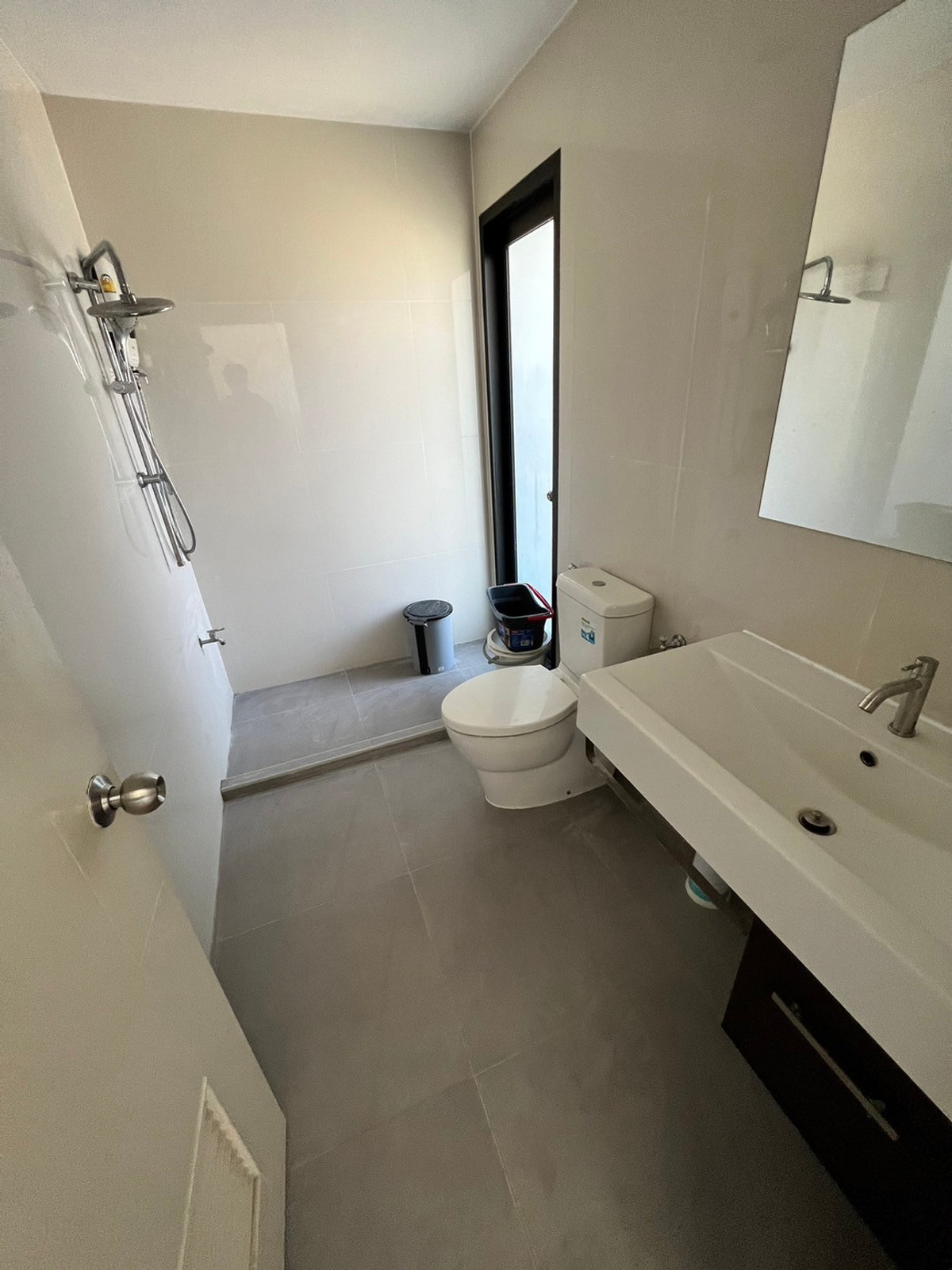 For RentTownhomeChaengwatana, Muangthong : townhome office, 1 minute drive to the expressway, over 5 minutes to the BTS Skytrain, 10 minutes to the Government Complex.