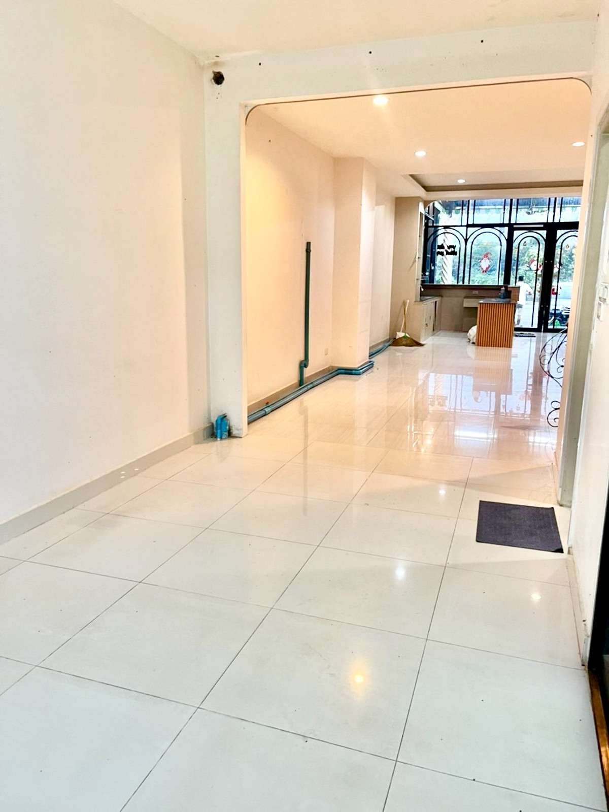 ขายอาคารพาณิชย์นครปฐม : ขายอาคารพาณิชย์ 3 ชั้นครึ่ง อยู่หลังเซ็นทรัล นครปฐม  เนื้อที่ 35.6 ตารางวา 4 ห้องนอน ต.ห้วยจรเข้ อ.เมืองนครปฐม จ.นครปฐม