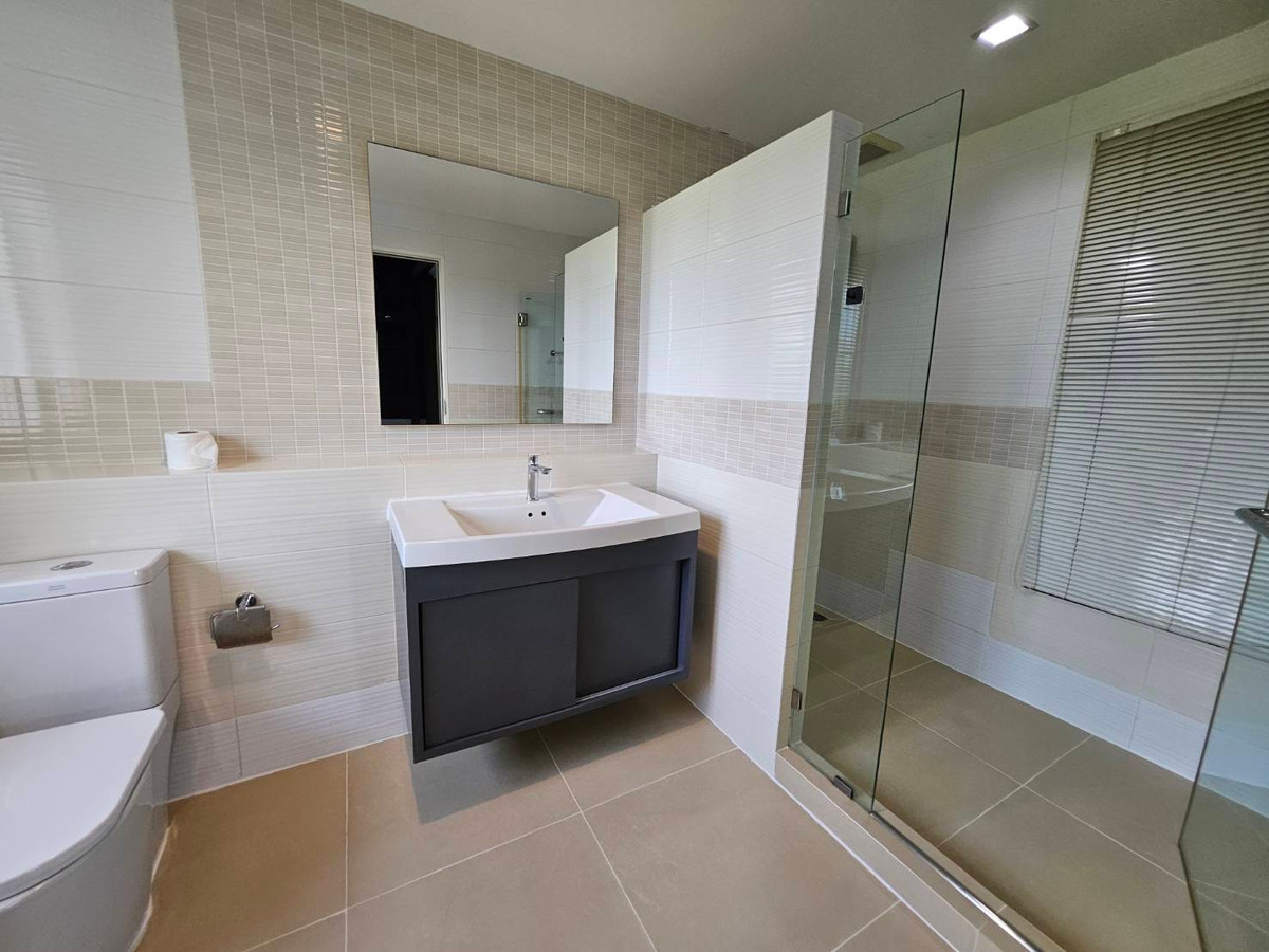 For RentHouseNonthaburi, Bang Yai, Bangbuathong : house with garden, 4 bedrooms, all with en-suite bathrooms, separate maid's room on the first floor, spacious bedrooms.