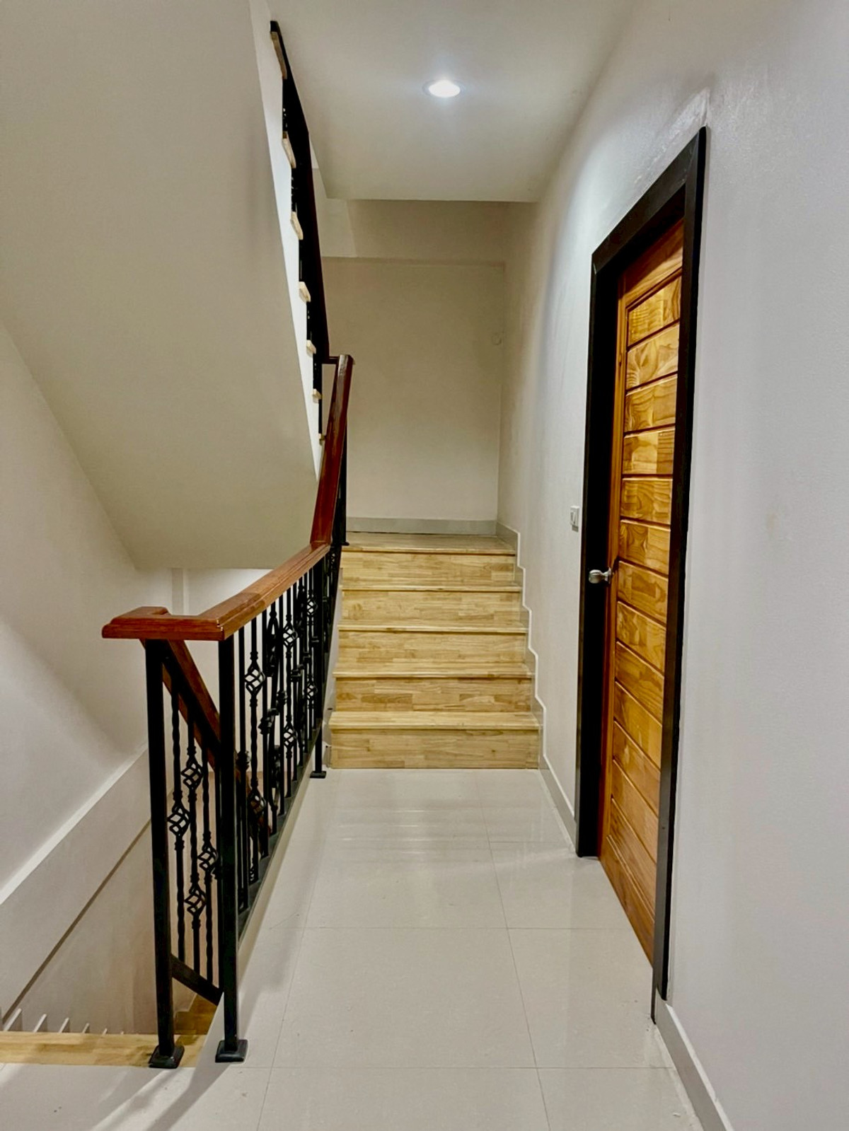 ขายอาคารพาณิชย์นครปฐม : ขายอาคารพาณิชย์ 3 ชั้นครึ่ง อยู่หลังเซ็นทรัล นครปฐม  เนื้อที่ 35.6 ตารางวา 4 ห้องนอน ต.ห้วยจรเข้ อ.เมืองนครปฐม จ.นครปฐม