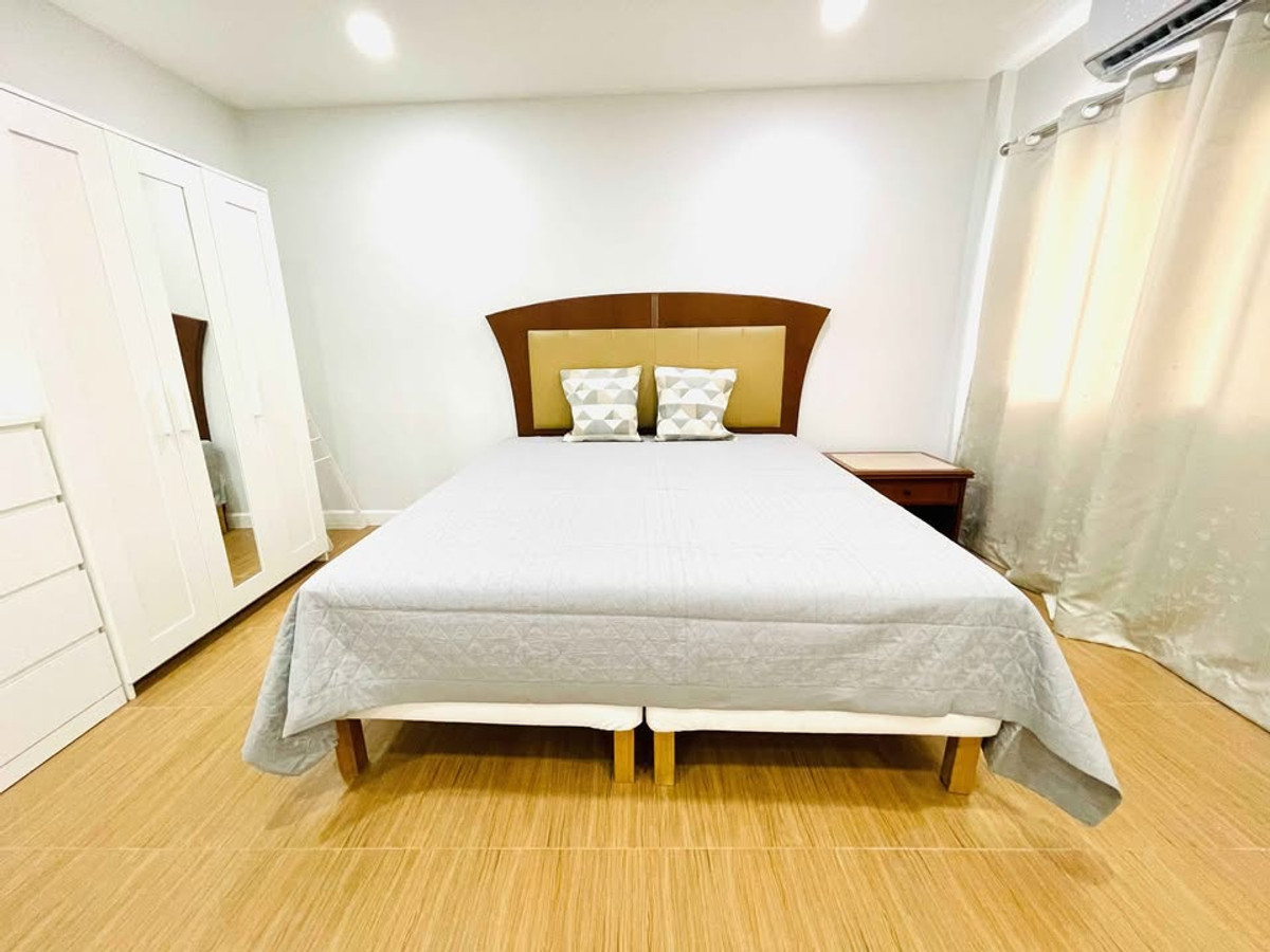 ให้เช่าทาวน์โฮมเกษตรศาสตร์ รัชโยธิน : ทาวน์เฮาส์ หัวมุม 4ห้องนอน (2 ยูนิตผสม) ซอยพหลโยธิน51 ปากซอย BTS เฟอร์นิเจอร์ครบ