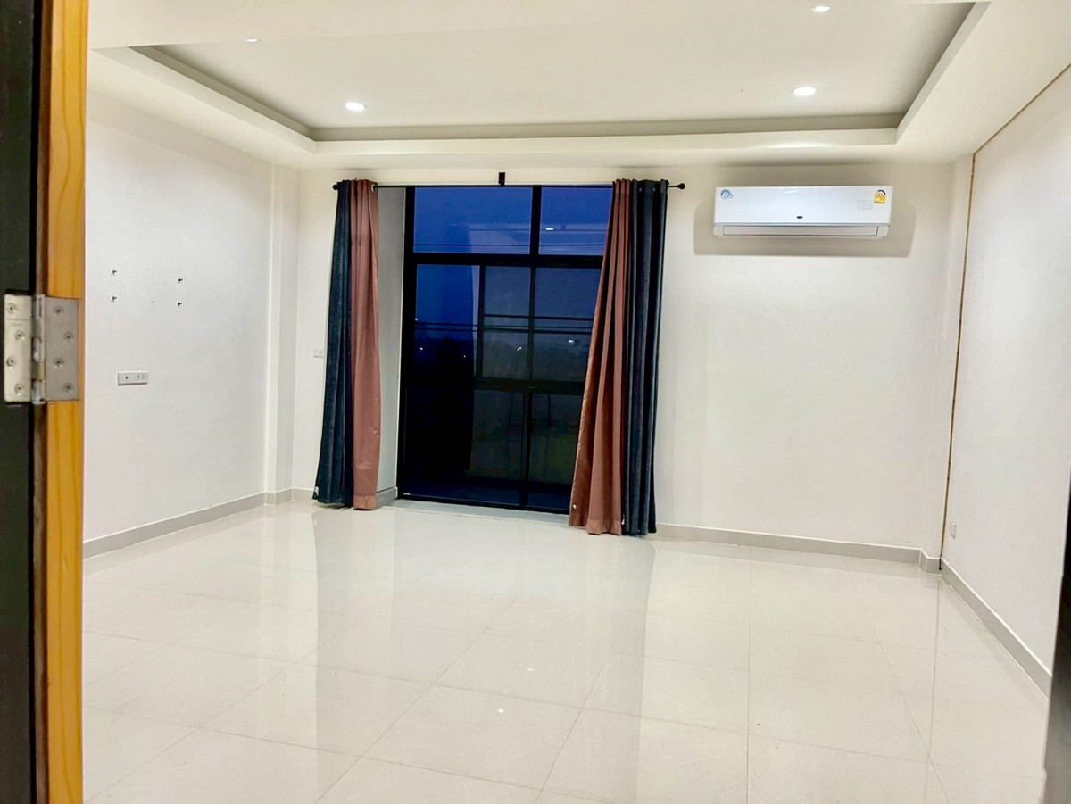 ขายอาคารพาณิชย์นครปฐม : ขายอาคารพาณิชย์ 3 ชั้นครึ่ง อยู่หลังเซ็นทรัล นครปฐม  เนื้อที่ 35.6 ตารางวา 4 ห้องนอน ต.ห้วยจรเข้ อ.เมืองนครปฐม จ.นครปฐม