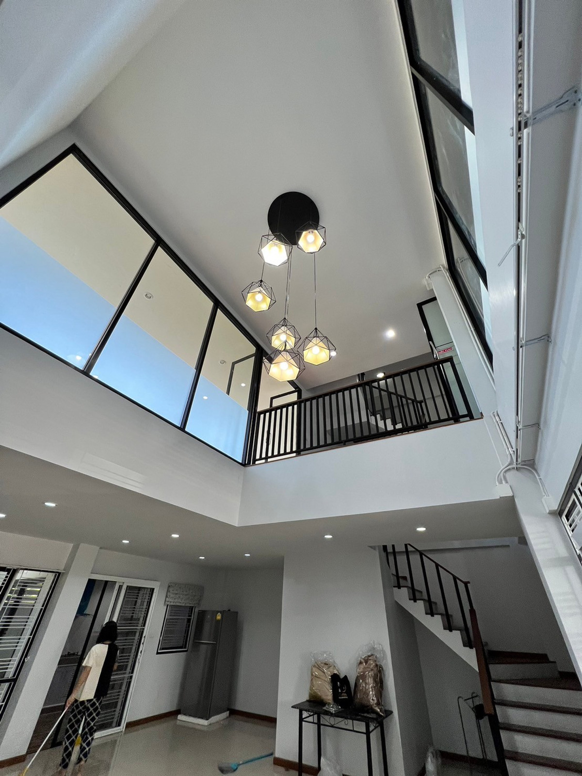 For RentTownhomeChaengwatana, Muangthong : townhome office, 1 minute drive to the expressway, over 5 minutes to the BTS Skytrain, 10 minutes to the Government Complex.