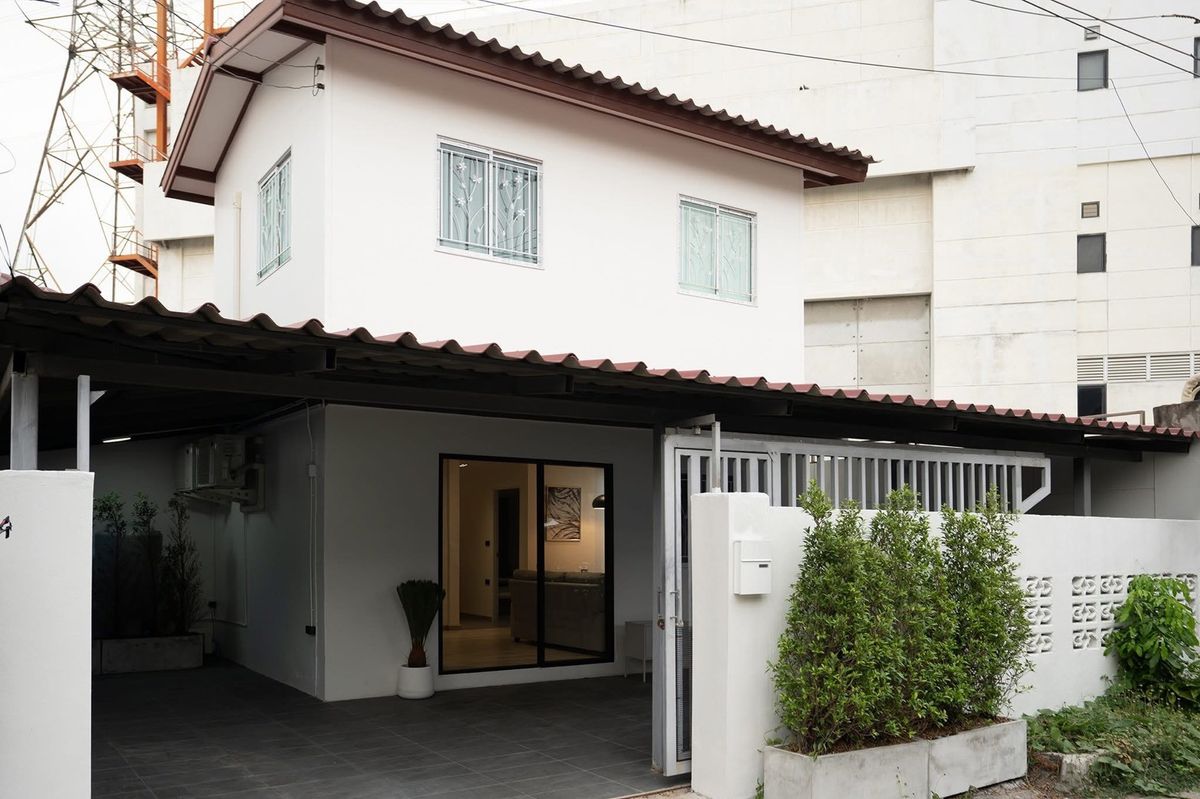 ให้เช่าบ้านรัชดา ห้วยขวาง :  ♦ Prime Location ♦ บ้านเดี่ยว 2 ชั้น | ขนาดที่ดิน 35.00 ตร.ว. พื้นที่ใช้สอย 150.00 ตร.ม. | 3 ห้องนอน 2 ห้องน้ำ ที่จอดรถ | ใกล้ MRT ห้วยขวาง