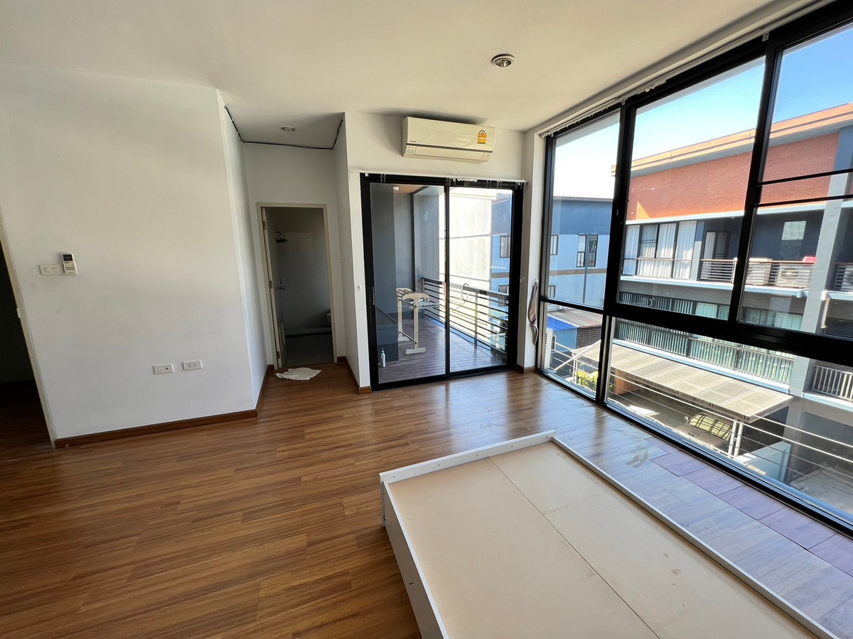 For RentTownhomeChaengwatana, Muangthong : townhome office, 1 minute drive to the expressway, over 5 minutes to the BTS Skytrain, 10 minutes to the Government Complex.