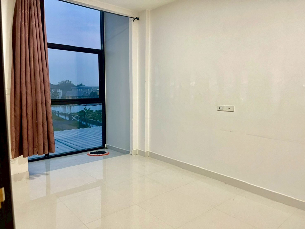 ขายอาคารพาณิชย์นครปฐม : ขายอาคารพาณิชย์ 3 ชั้นครึ่ง อยู่หลังเซ็นทรัล นครปฐม  เนื้อที่ 35.6 ตารางวา 4 ห้องนอน ต.ห้วยจรเข้ อ.เมืองนครปฐม จ.นครปฐม