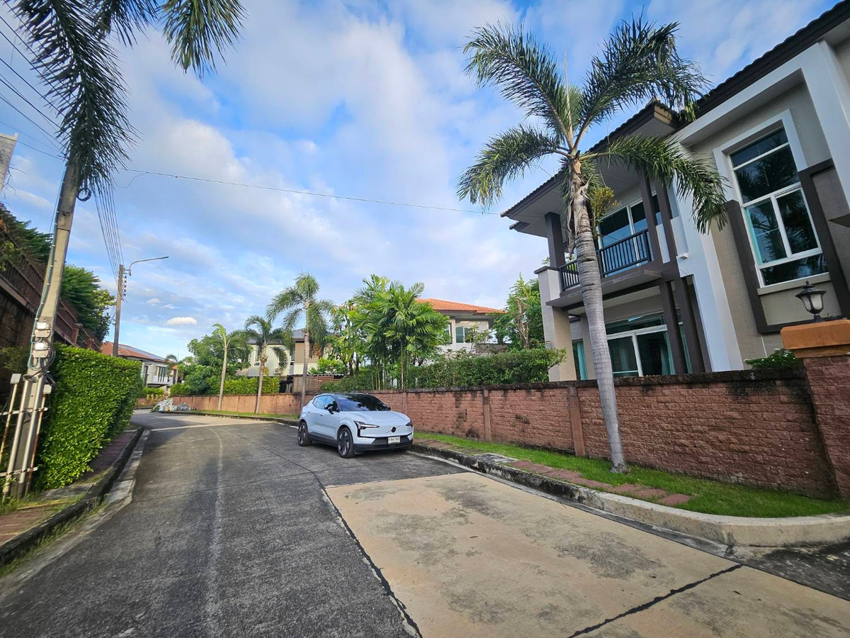 For RentHouseNonthaburi, Bang Yai, Bangbuathong : house with garden, 4 bedrooms, all with en-suite bathrooms, separate maid's room on the first floor, spacious bedrooms.