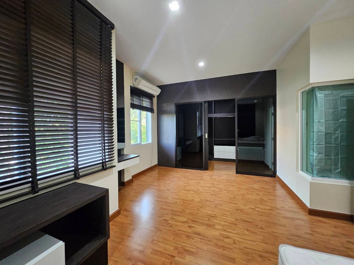 For RentHouseNonthaburi, Bang Yai, Bangbuathong : house with garden, 4 bedrooms, all with en-suite bathrooms, separate maid's room on the first floor, spacious bedrooms.