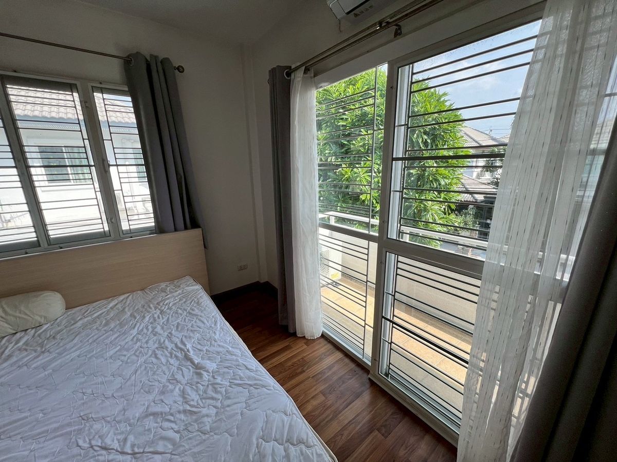 For RentHouseChaengwatana, Muangthong : fully furnished house with 3bedroom 3bathroom on Pak Kret Bypass Road, 5 mins to Muang Thong Thani.