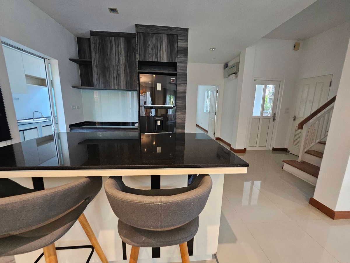 For RentHouseNonthaburi, Bang Yai, Bangbuathong : house with garden, 4 bedrooms, all with en-suite bathrooms, separate maid's room on the first floor, spacious bedrooms.