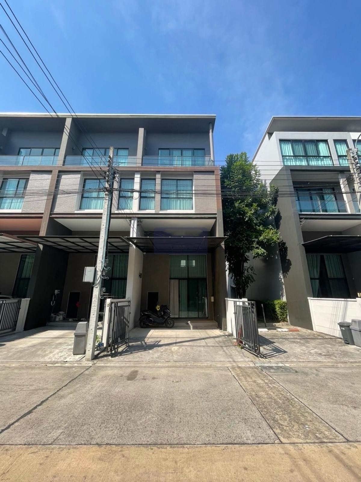 For RentTownhomeKasetsart, Ratchayothin : Townhome in a Prime Location near Wat Phra Sri, close to BTS. High ceilings, 3 bedrooms, 4 bathrooms.