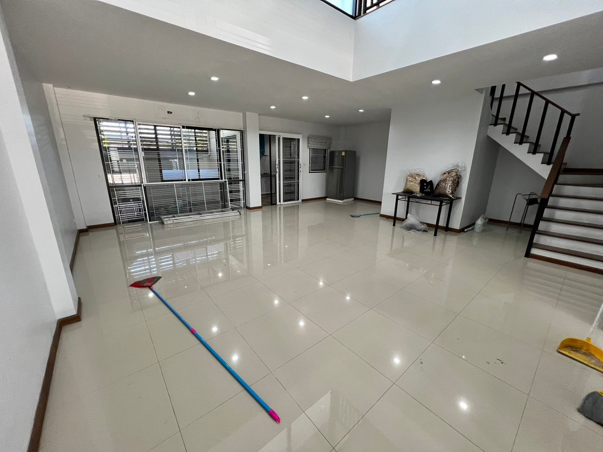 For RentTownhomeChaengwatana, Muangthong : townhome office, 1 minute drive to the expressway, over 5 minutes to the BTS Skytrain, 10 minutes to the Government Complex.