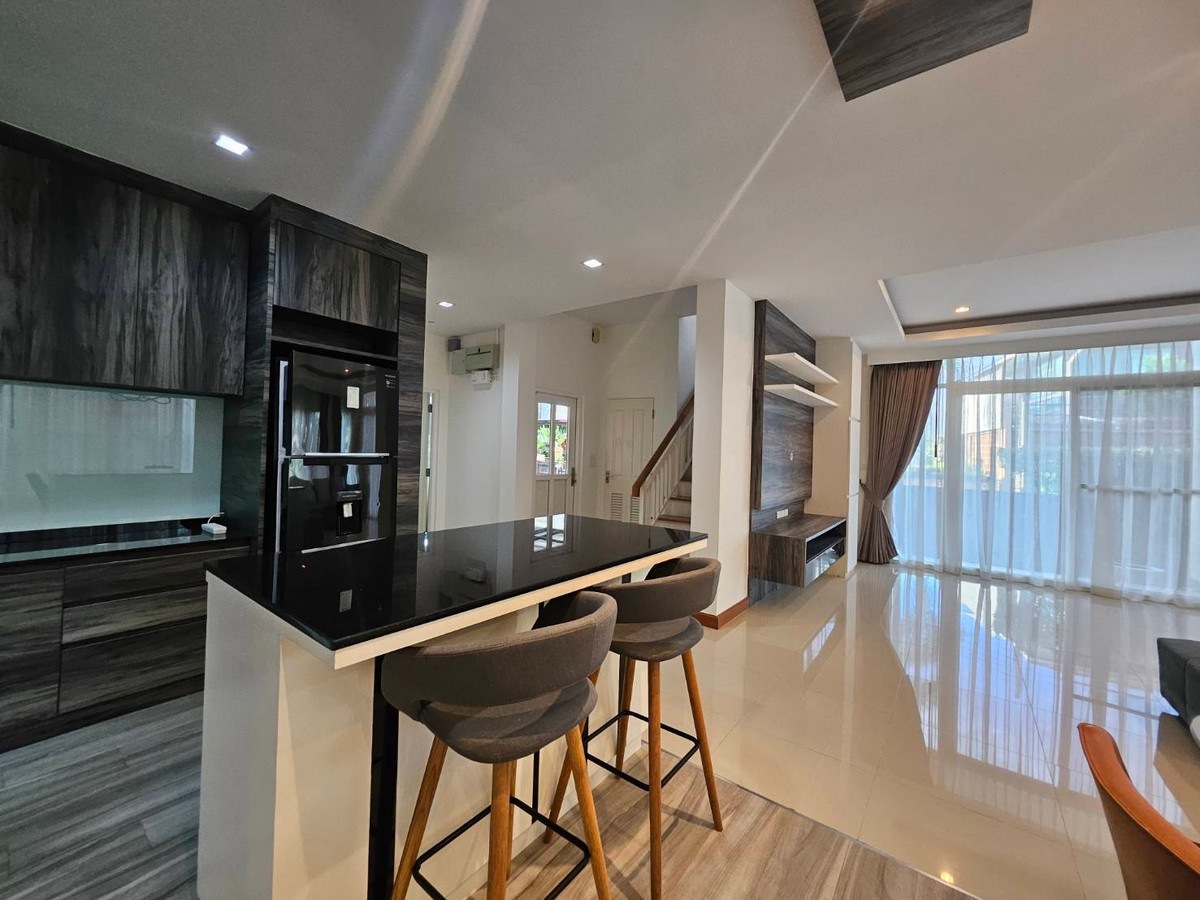 For RentHouseNonthaburi, Bang Yai, Bangbuathong : house with garden, 4 bedrooms, all with en-suite bathrooms, separate maid's room on the first floor, spacious bedrooms.