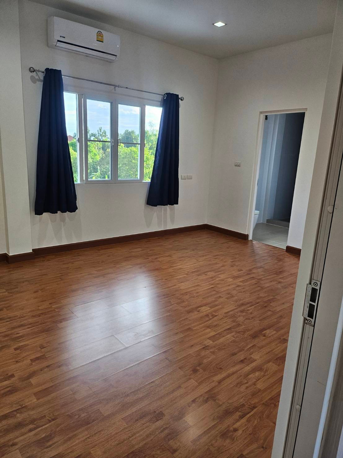 For RentHouseNonthaburi, Bang Yai, Bangbuathong : house with garden, 4 bedrooms, all with en-suite bathrooms, separate maid's room on the first floor, spacious bedrooms.