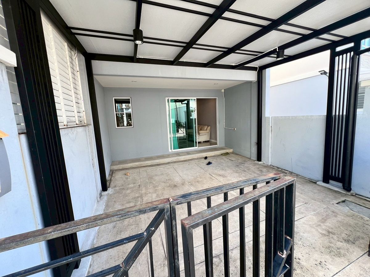 For RentTownhomeChaengwatana, Muangthong : Townhome, corner unit, can be used as an office, register a company, furniture included or not, negotiable, 3 bedrooms, next to the expressway