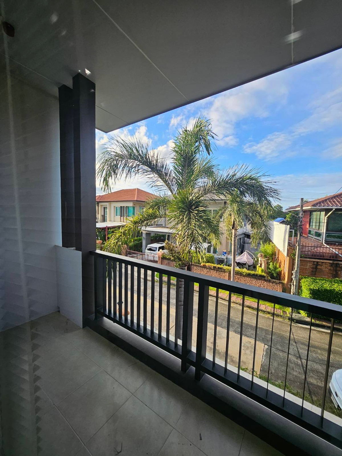 For RentHouseNonthaburi, Bang Yai, Bangbuathong : house with garden, 4 bedrooms, all with en-suite bathrooms, separate maid's room on the first floor, spacious bedrooms.