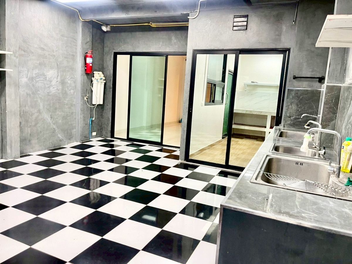 ขายอาคารพาณิชย์นครปฐม : ขายอาคารพาณิชย์ 3 ชั้นครึ่ง อยู่หลังเซ็นทรัล นครปฐม  เนื้อที่ 35.6 ตารางวา 4 ห้องนอน ต.ห้วยจรเข้ อ.เมืองนครปฐม จ.นครปฐม