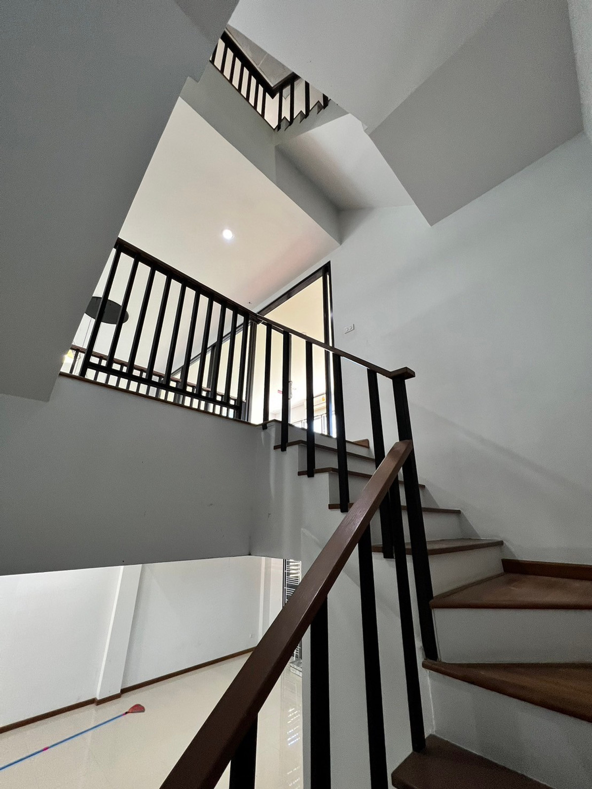 For RentTownhomeChaengwatana, Muangthong : townhome office, 1 minute drive to the expressway, over 5 minutes to the BTS Skytrain, 10 minutes to the Government Complex.