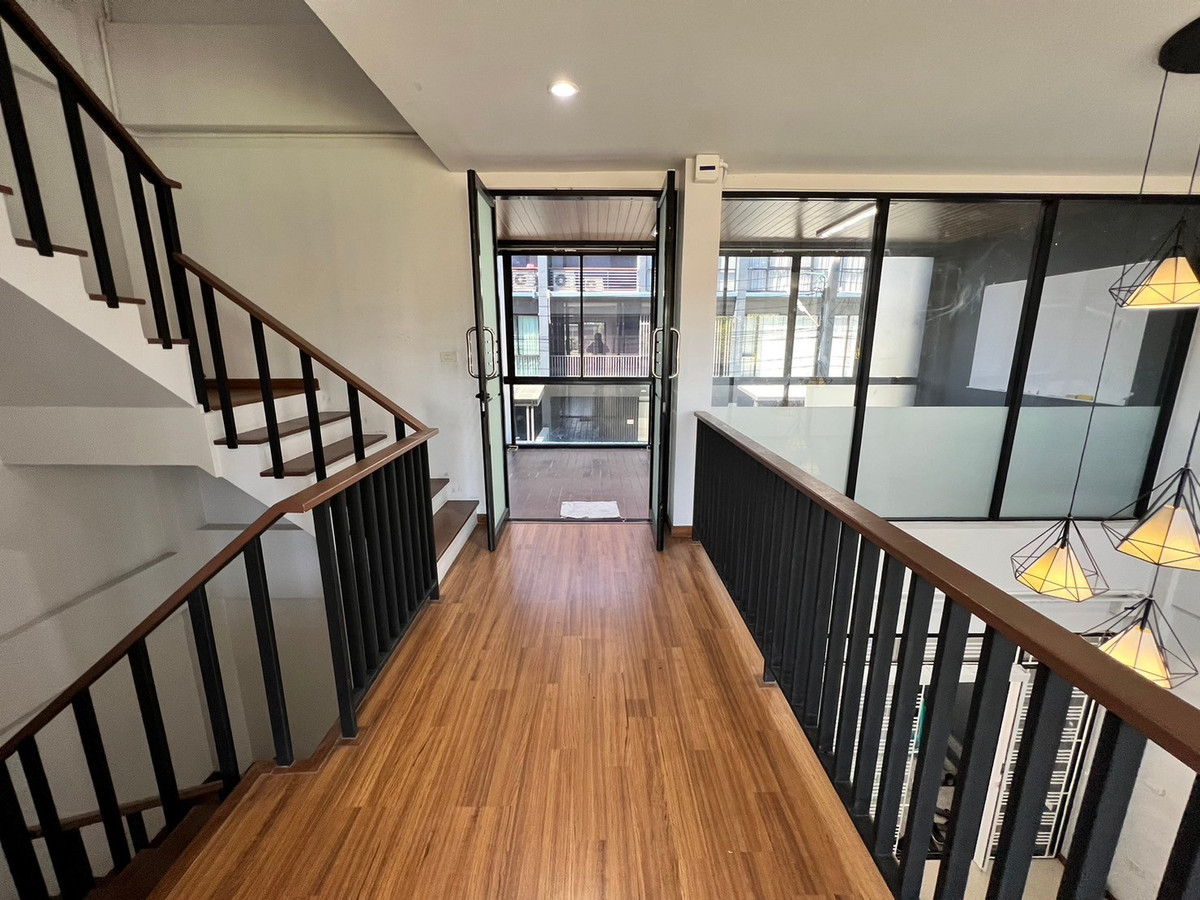 For RentTownhomeChaengwatana, Muangthong : townhome office, 1 minute drive to the expressway, over 5 minutes to the BTS Skytrain, 10 minutes to the Government Complex.