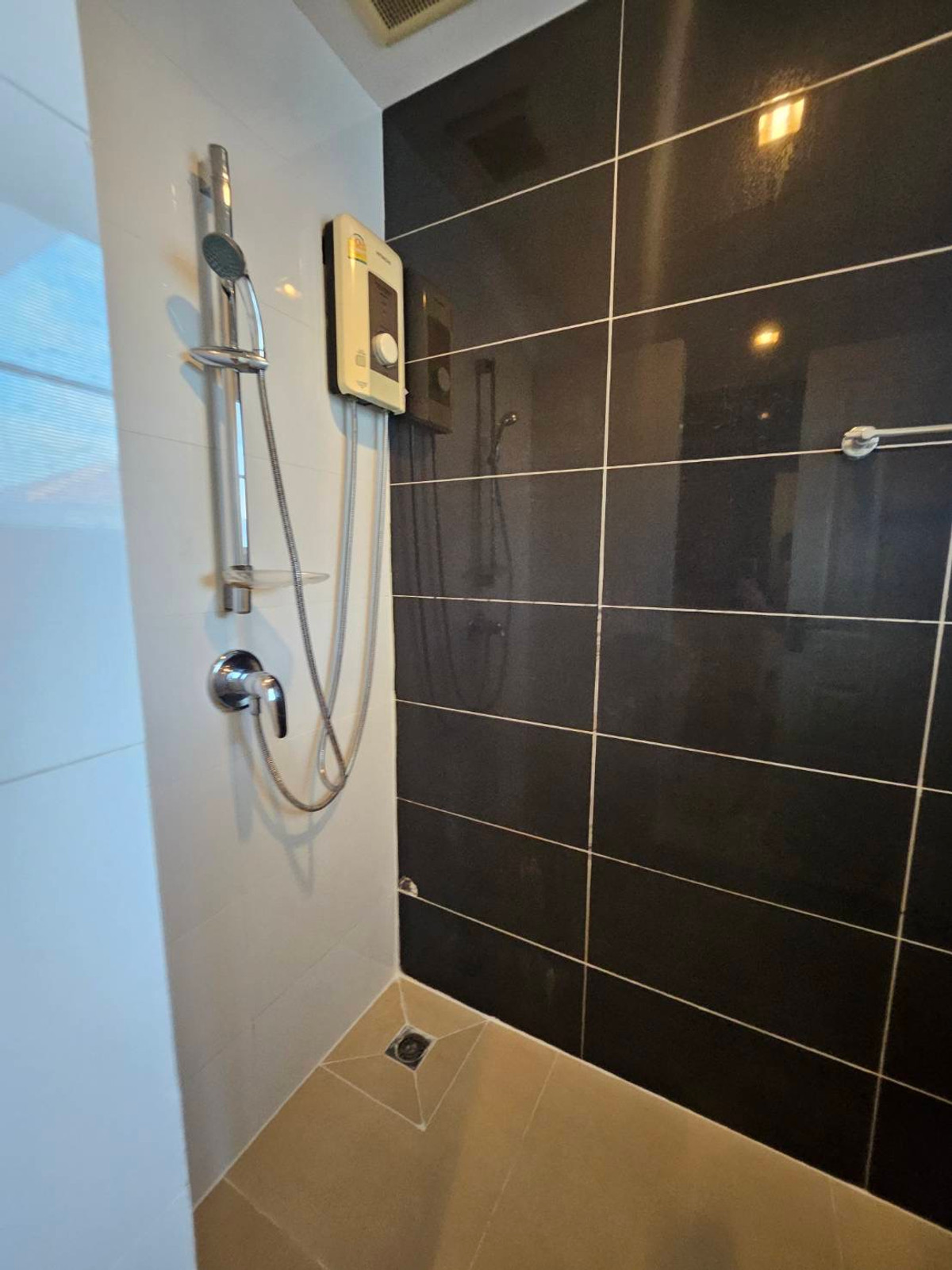 For RentHouseNonthaburi, Bang Yai, Bangbuathong : house with garden, 4 bedrooms, all with en-suite bathrooms, separate maid's room on the first floor, spacious bedrooms.