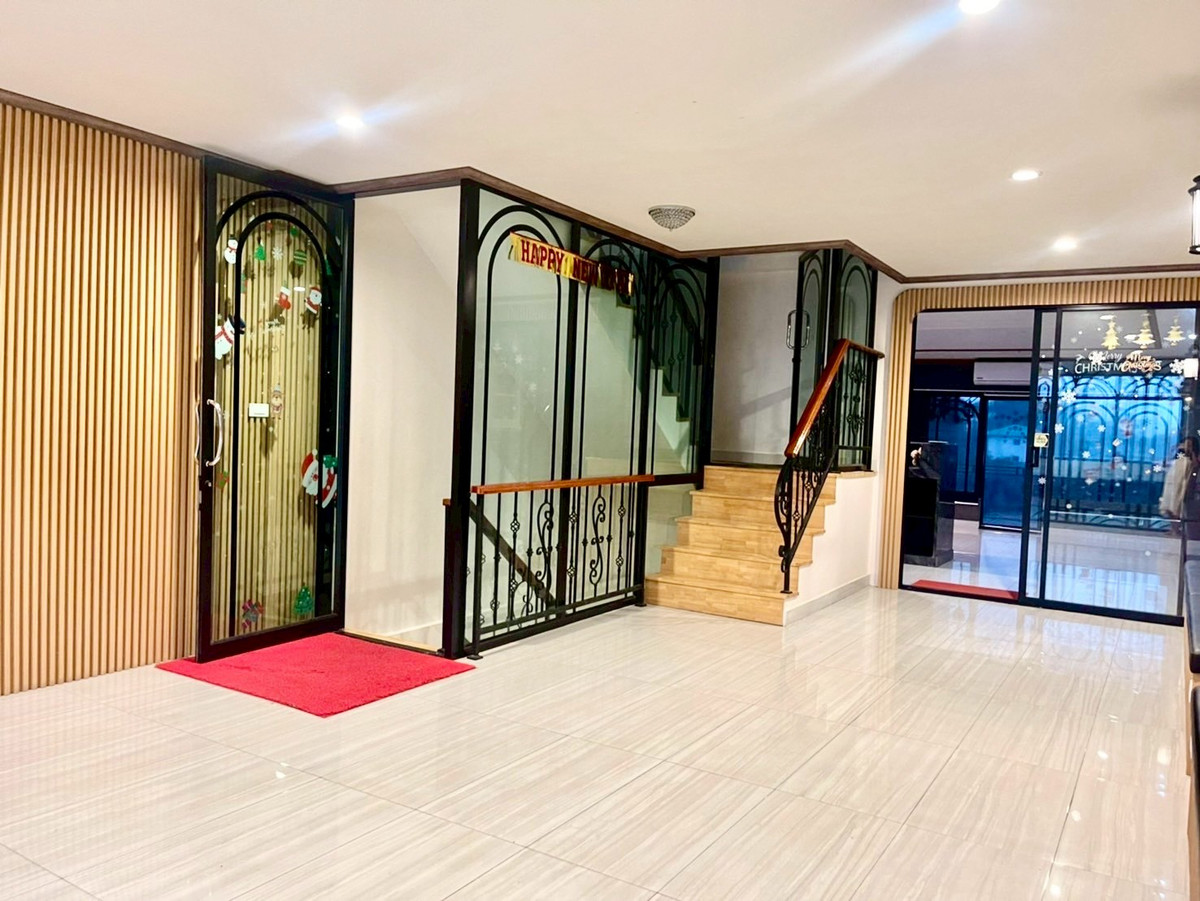 ขายอาคารพาณิชย์นครปฐม : ขายอาคารพาณิชย์ 3 ชั้นครึ่ง อยู่หลังเซ็นทรัล นครปฐม  เนื้อที่ 35.6 ตารางวา 4 ห้องนอน ต.ห้วยจรเข้ อ.เมืองนครปฐม จ.นครปฐม