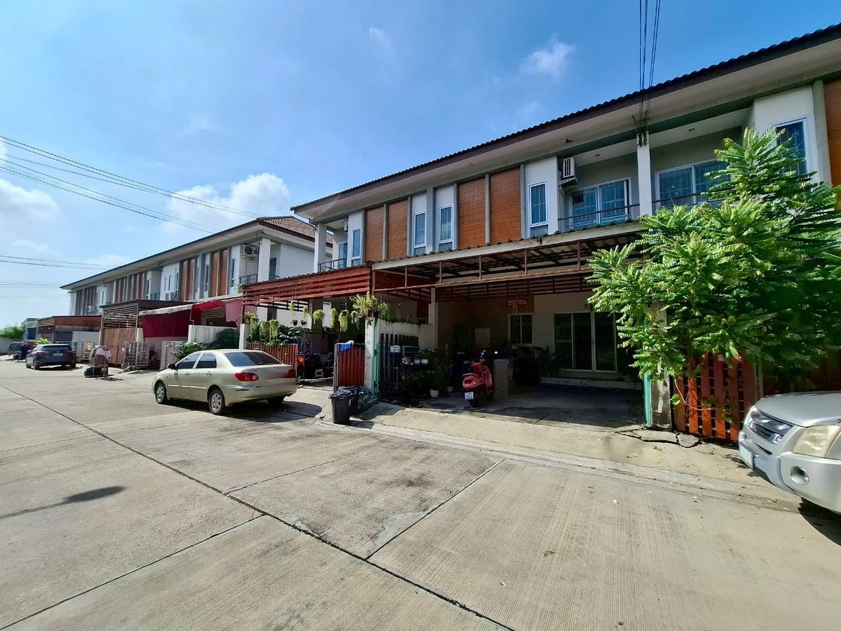 ขายทาวน์โฮมลาดกระบัง สุวรรณภูมิ : ทาวน์เฮ้าส์ ทำเลดี  ใกล้สนามบินสุวรรณภูมิ หมู่บ้านราชพฤกษ์ เฟส 3 ถนนสุวินทวงศ์ แขวงลำปลาทิว เขตลาดกระบัง กรุงเทพมหานคร