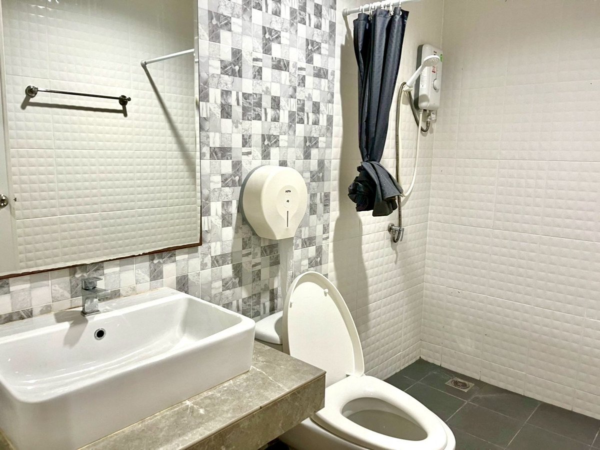 ขายอาคารพาณิชย์นครปฐม : ขายอาคารพาณิชย์ 3 ชั้นครึ่ง อยู่หลังเซ็นทรัล นครปฐม  เนื้อที่ 35.6 ตารางวา 4 ห้องนอน ต.ห้วยจรเข้ อ.เมืองนครปฐม จ.นครปฐม